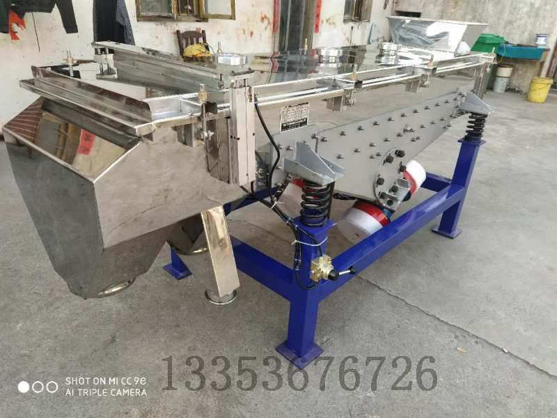 大家都知道超聲波篩分機（jī）是在三次元振動（dòng）篩的基礎上加裝超聲波清網裝置從而（ér）解決各類堵網、粘網、吸附、劇團、靜電、輕比重等篩分難（nán）題。
